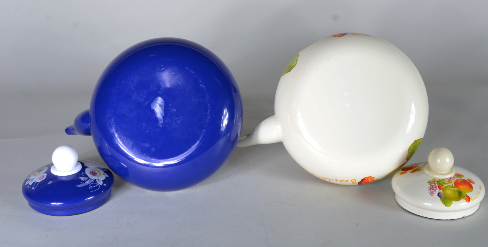Duas pequenas chaleiras de porcelana decoradas com frutos e flores em... - foto 5 de 6