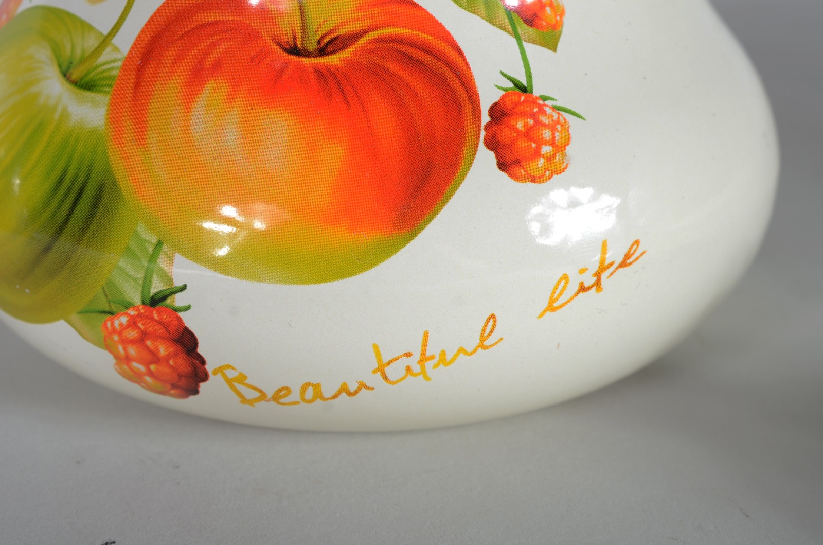 Duas pequenas chaleiras de porcelana decoradas com frutos e flores em... - foto 6 de 6
