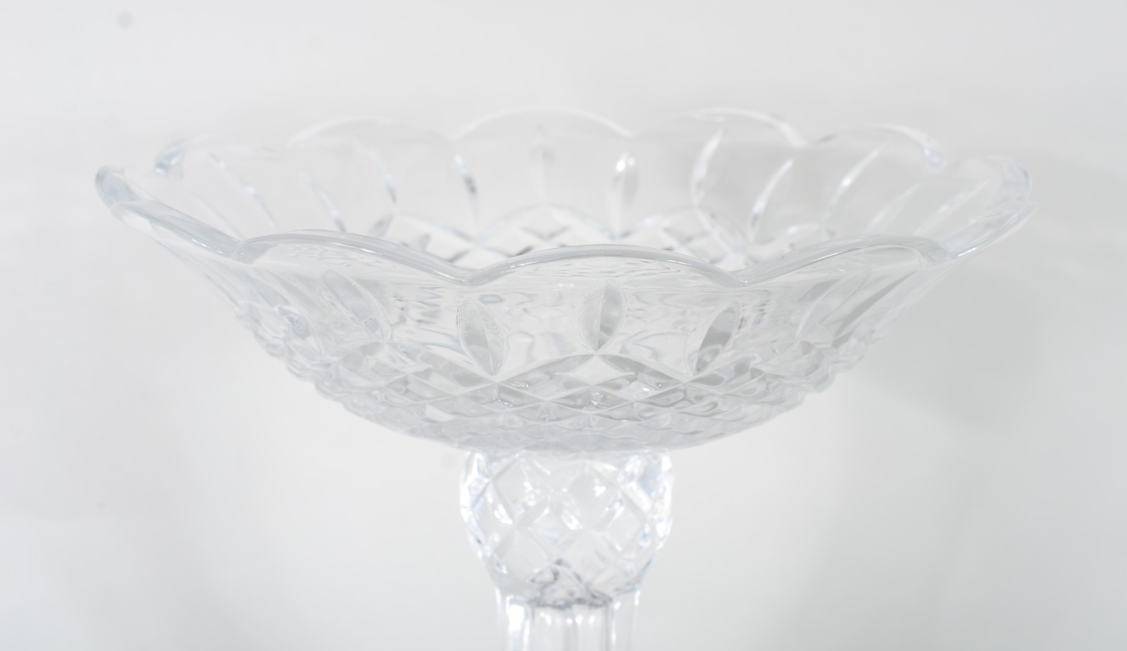 Fruteira de pé alto de vidro decorativo trabalhado. - foto 4 de 8