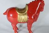 Estatueta de cerâmica na cor vinho representand... - Estatueta de cerâmica na cor vinho representando cavalo oriental.