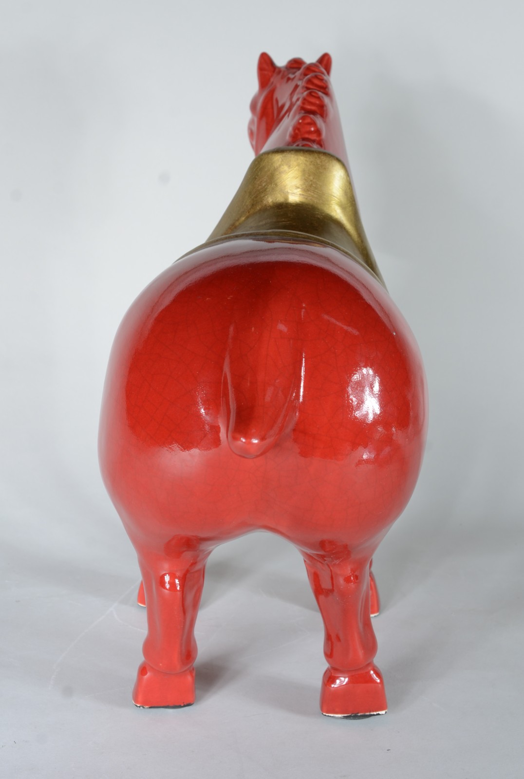 Estatueta de cerâmica na cor vinho representando cavalo oriental. - foto 4 de 9