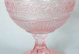 Fruteira de vidro trabalhado na cor rosa. - Fruteira de vidro trabalhado na cor rosa.