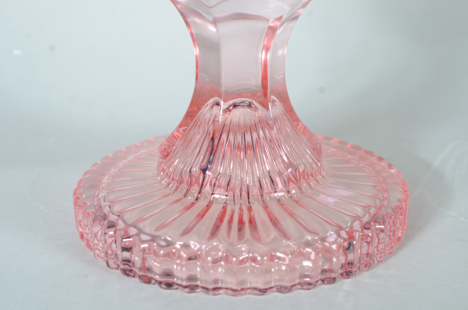 Fruteira de vidro trabalhado na cor rosa. - foto 4 de 6