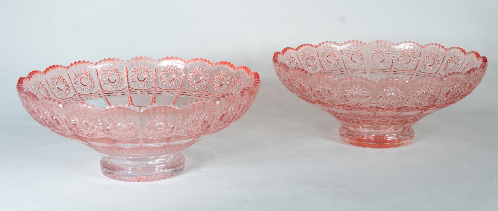 Par de fruteiras de vidro decorativo trabalhado na cor rosa. - foto 1 de 6