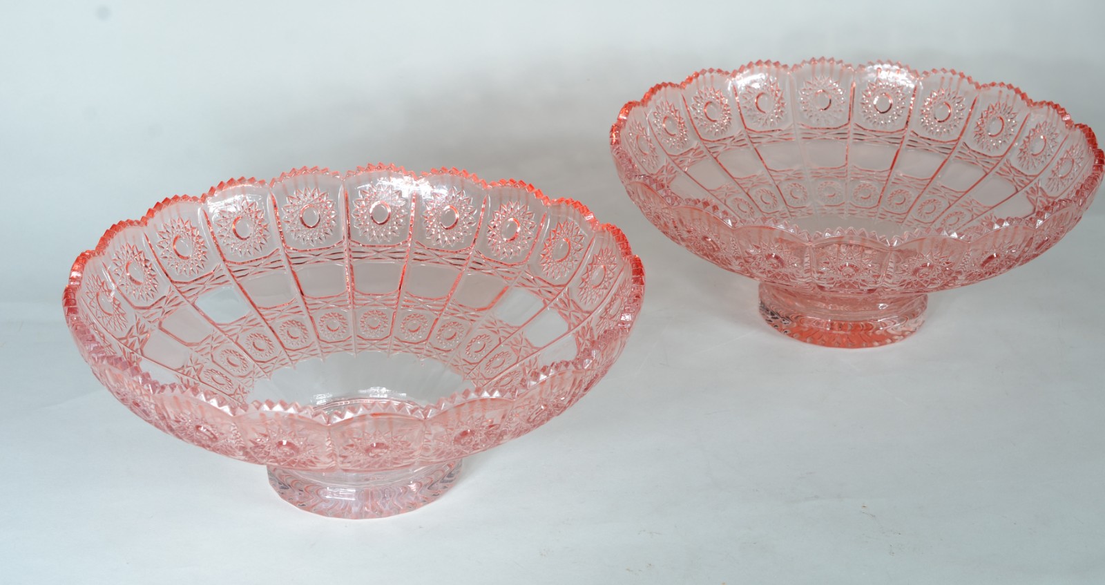Par de fruteiras de vidro decorativo trabalhado na cor rosa. - foto 2 de 6