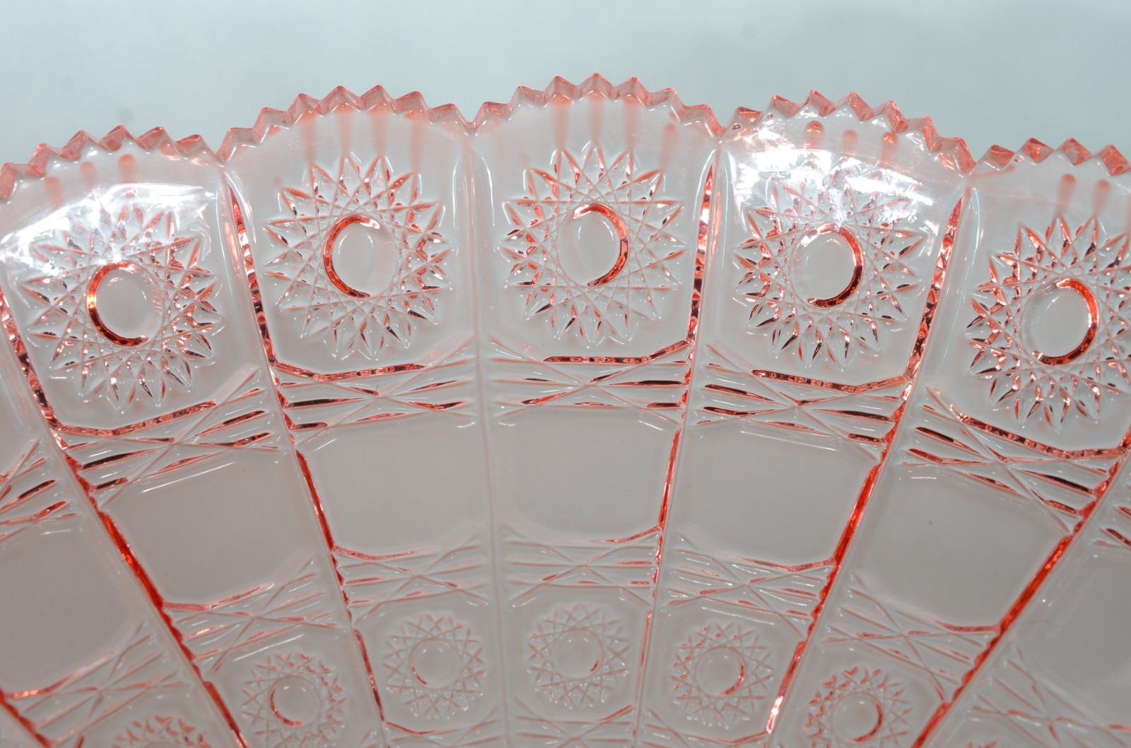 Par de fruteiras de vidro decorativo trabalhado na cor rosa. - foto 4 de 6