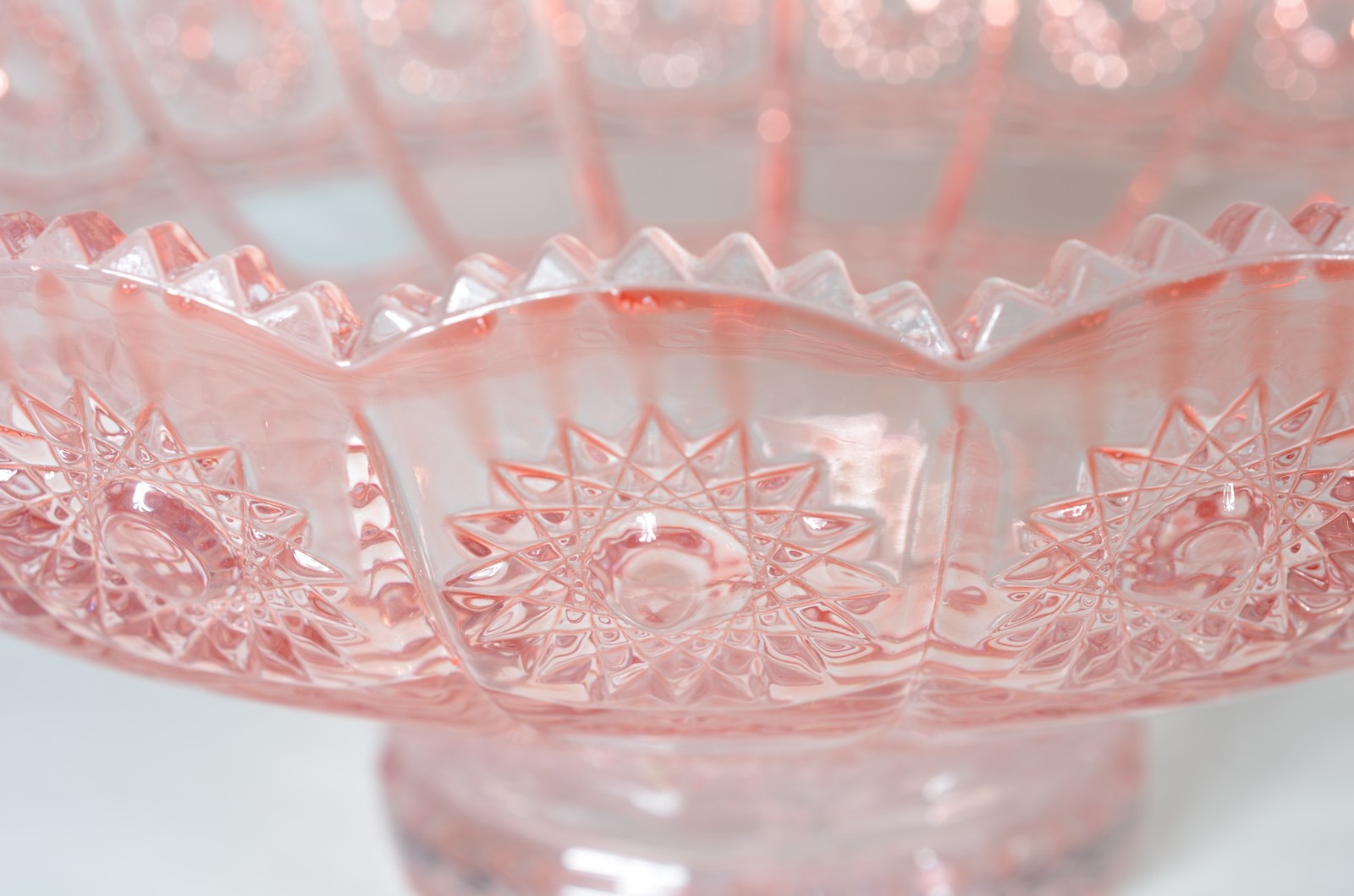 Par de fruteiras de vidro decorativo trabalhado na cor rosa. - foto 6 de 6