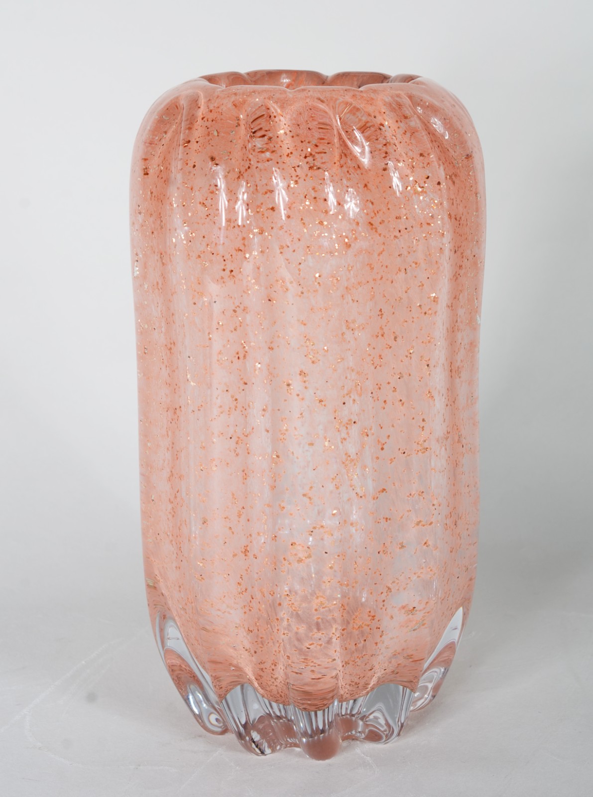 Vaso de vidro decorativo em gomos na cor rosa. - foto 1 de 5