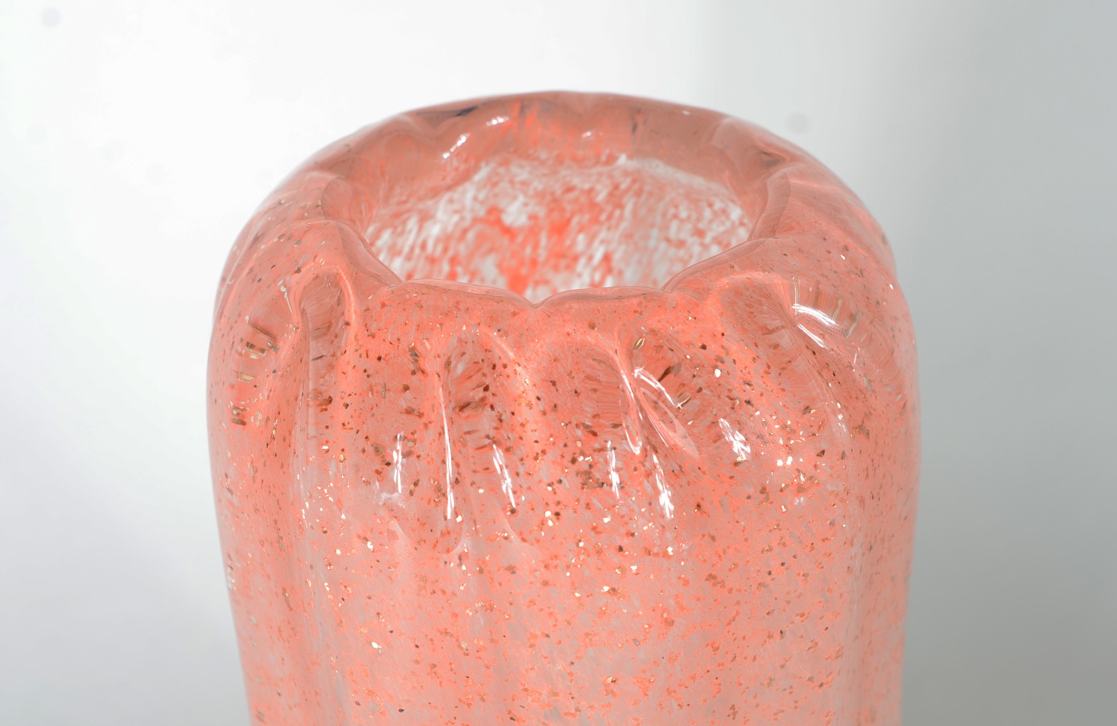 Vaso de vidro decorativo em gomos na cor rosa. - foto 2 de 5