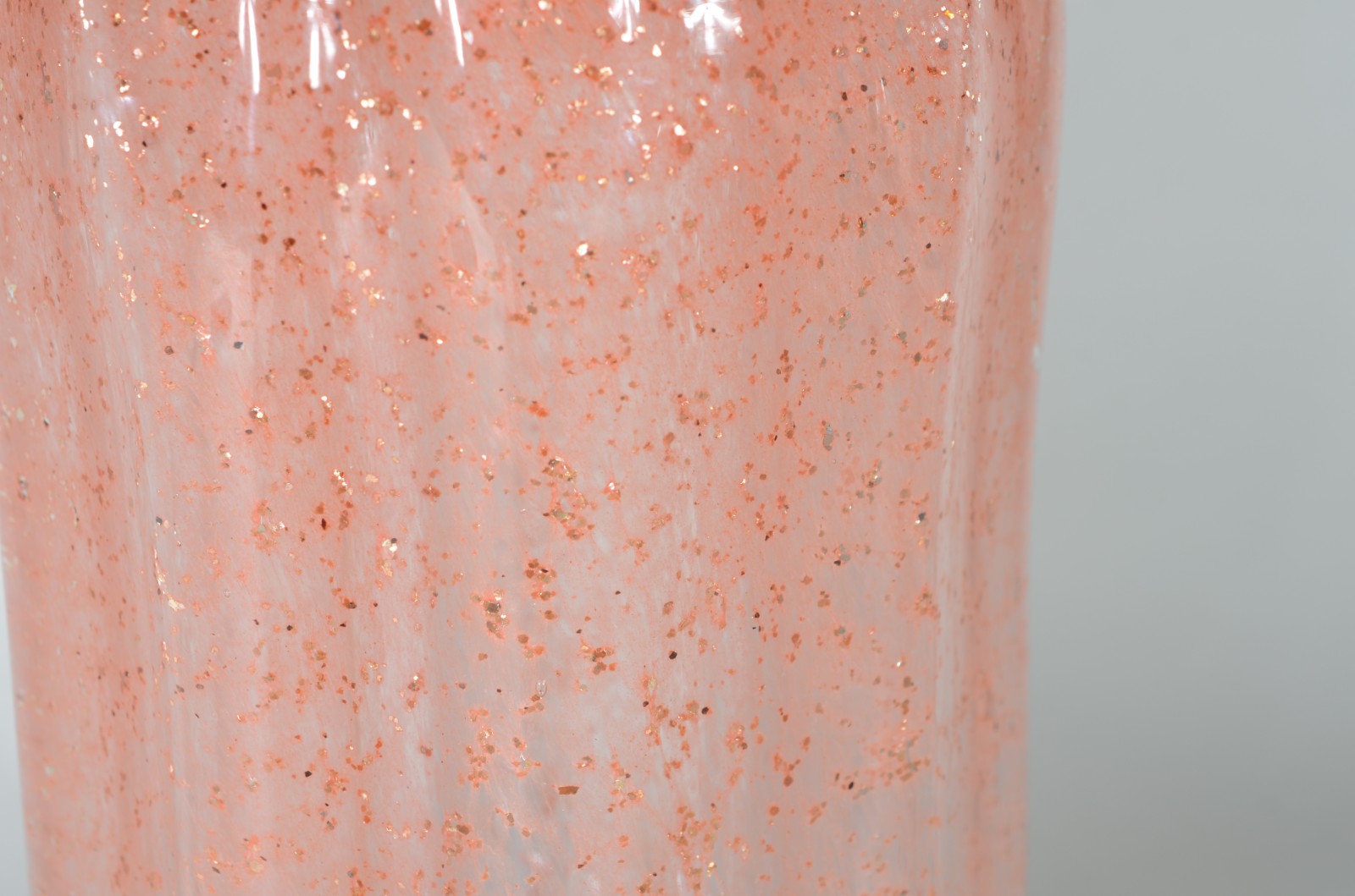 Vaso de vidro decorativo em gomos na cor rosa. - foto 3 de 5