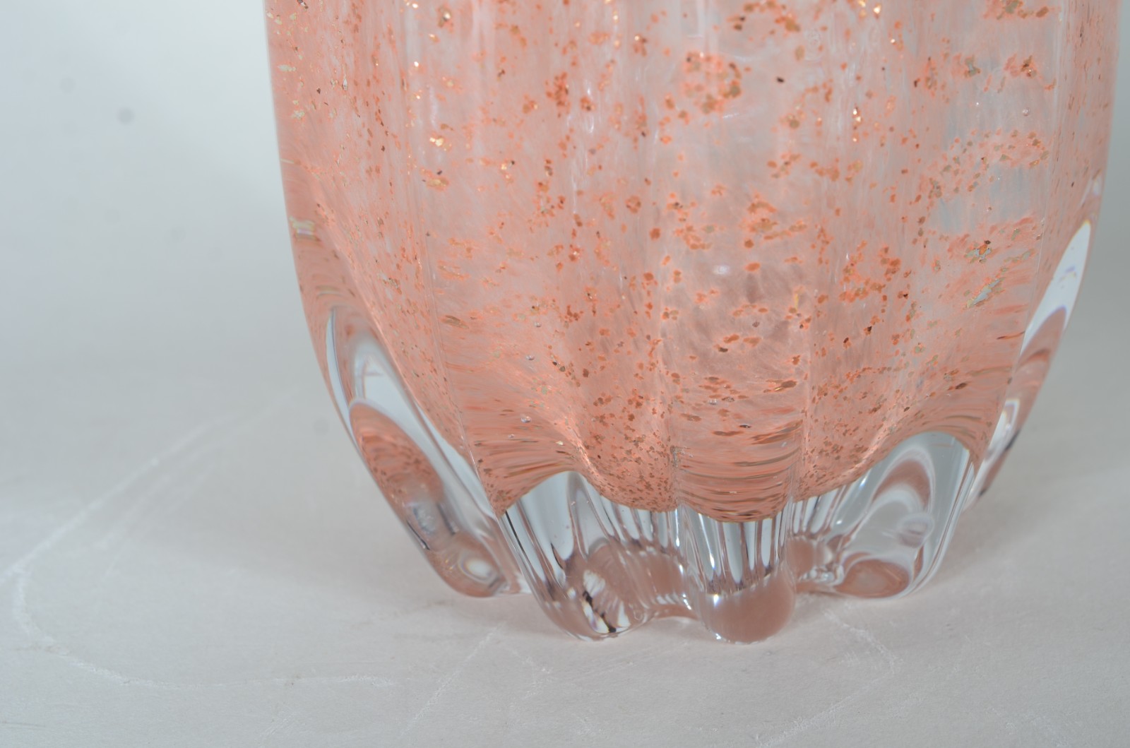 Vaso de vidro decorativo em gomos na cor rosa. - foto 4 de 5