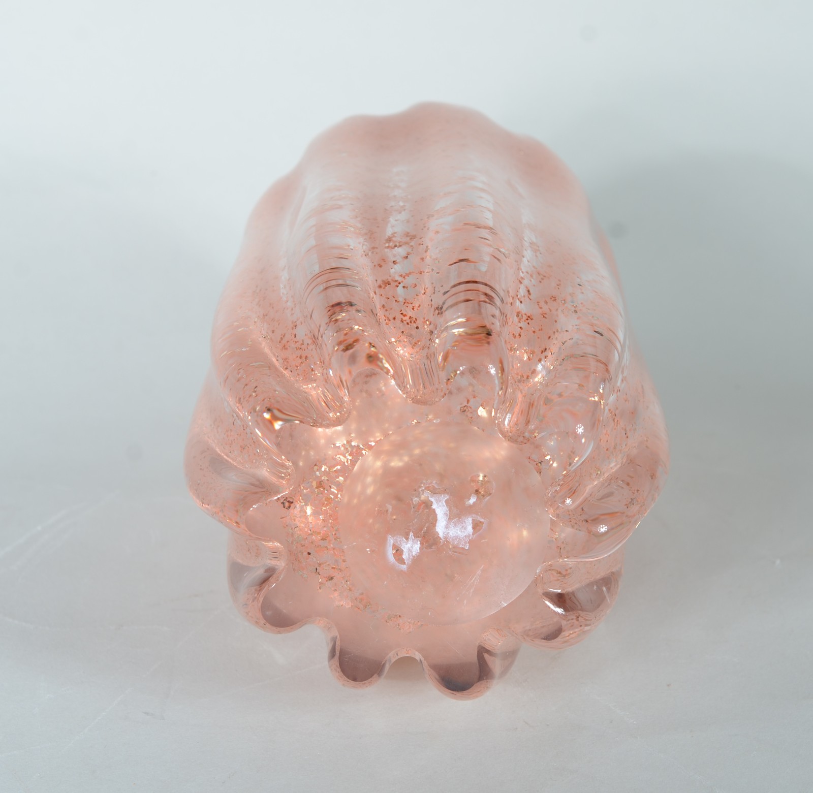 Vaso de vidro decorativo em gomos na cor rosa. - foto 5 de 5