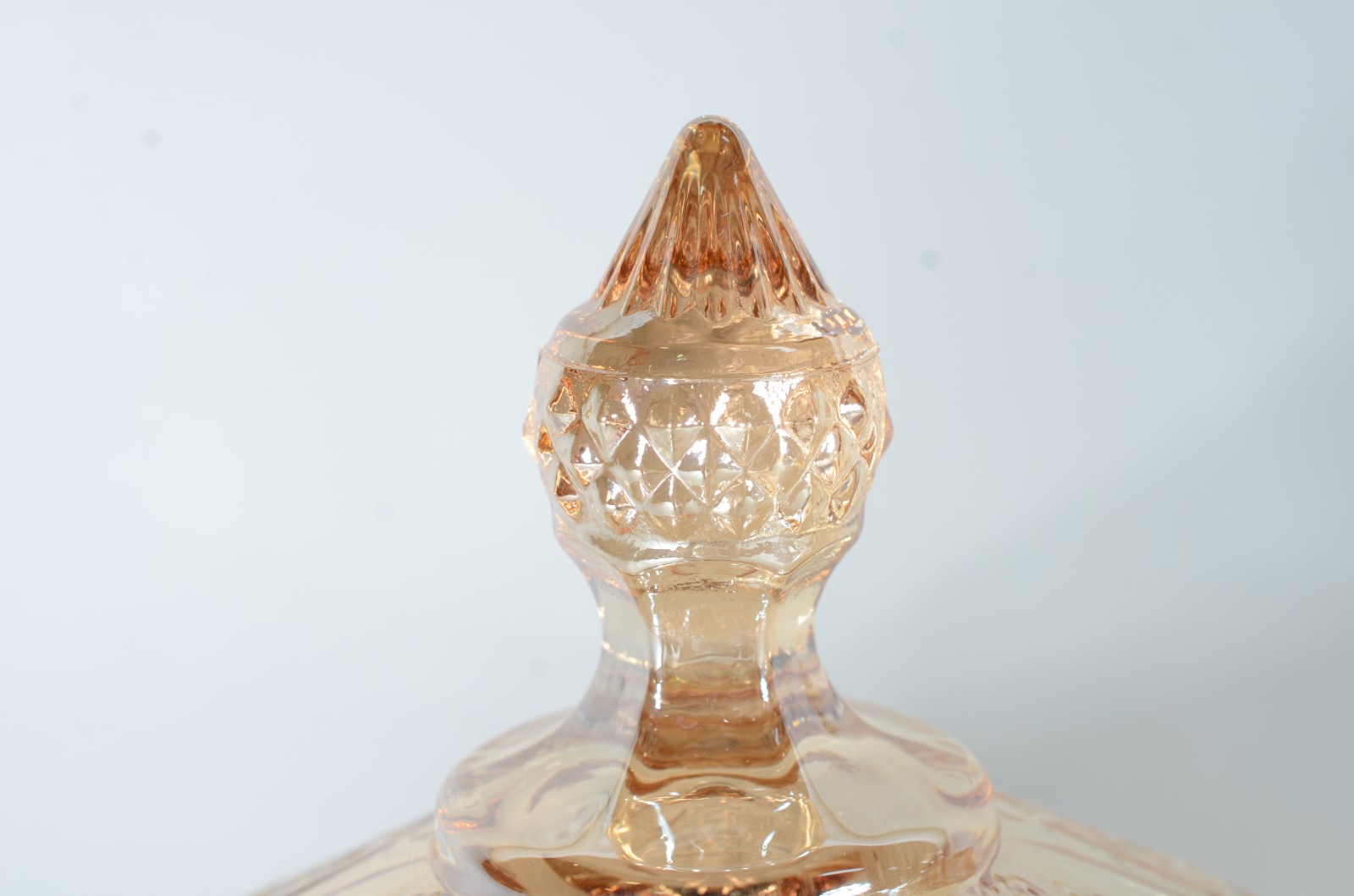 Par de compoteiras na cor âmbar de vidro decorativo trabalhado. - foto 2 de 9