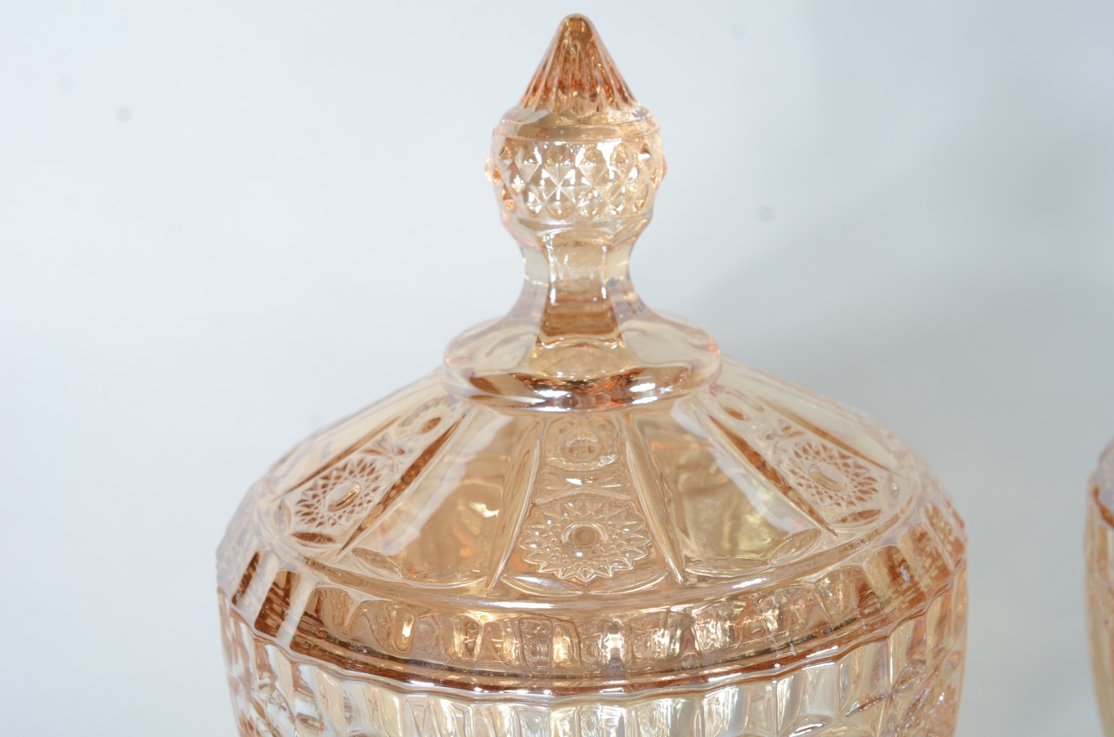 Par de compoteiras na cor âmbar de vidro decorativo trabalhado. - foto 6 de 9