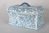 Caixa de porcelana branca decorada com guirland... - Caixa de porcelana branca decorada com guirlandas florais na cor azul.