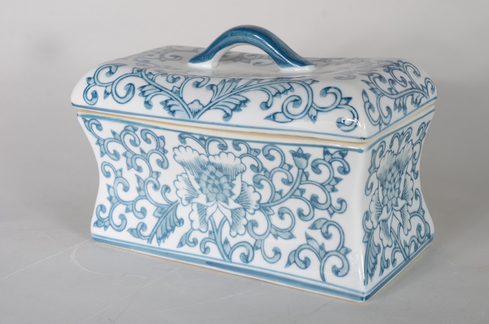 Caixa de porcelana branca decorada com guirlandas florais na cor azul. - foto 1 de 6