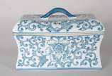 Caixa de porcelana branca decorada com guirland... - Caixa de porcelana branca decorada com guirlandas florais na cor azul.