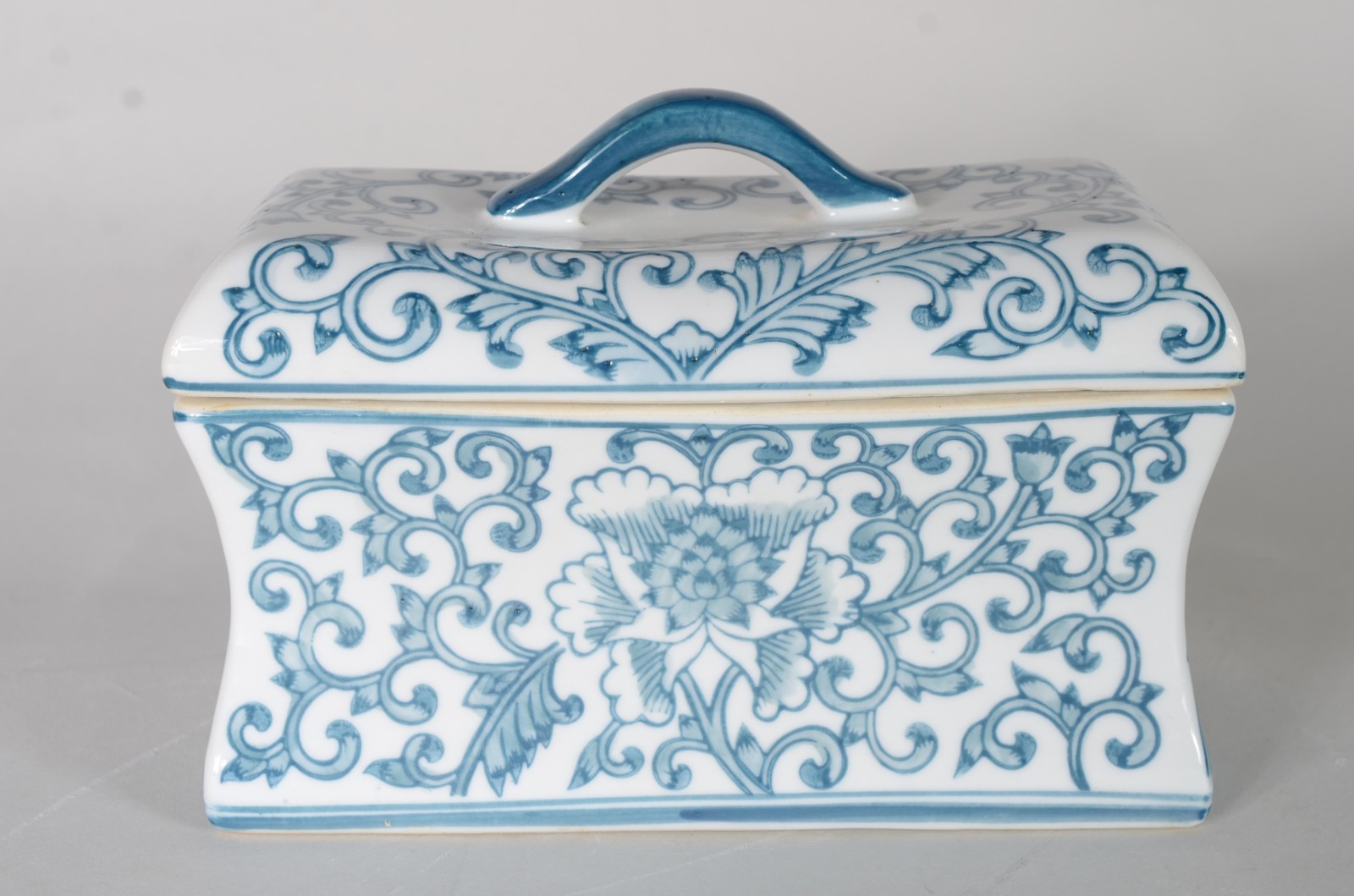Caixa de porcelana branca decorada com guirlandas florais na cor azul. - foto 2 de 6