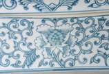 Caixa de porcelana branca decorada com guirland... - Caixa de porcelana branca decorada com guirlandas florais na cor azul.