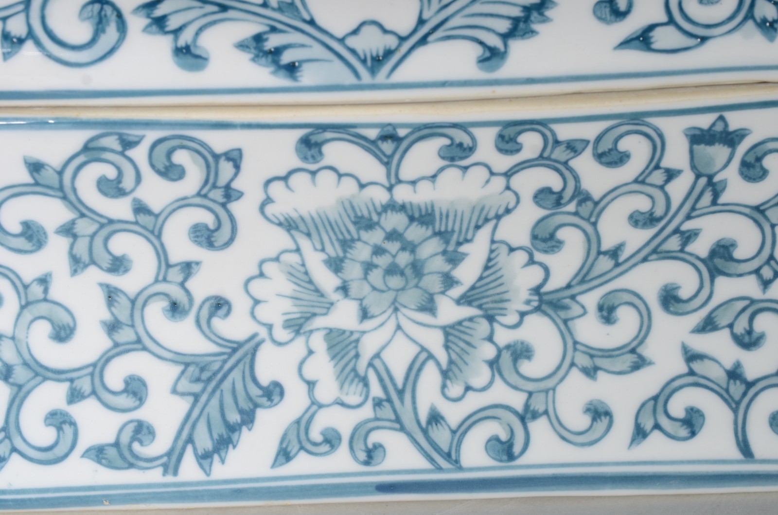 Caixa de porcelana branca decorada com guirlandas florais na cor azul. - foto 3 de 6