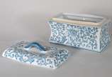 Caixa de porcelana branca decorada com guirland... - Caixa de porcelana branca decorada com guirlandas florais na cor azul.