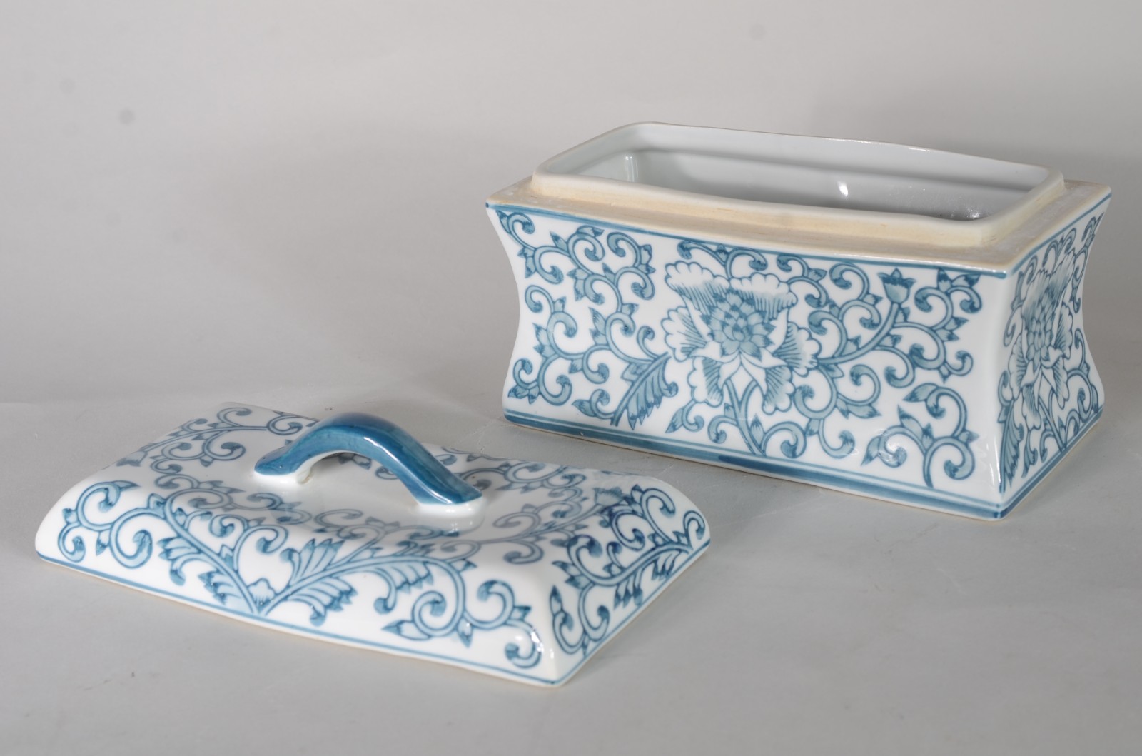 Caixa de porcelana branca decorada com guirlandas florais na cor azul. - foto 4 de 6