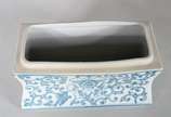 Caixa de porcelana branca decorada com guirland... - Caixa de porcelana branca decorada com guirlandas florais na cor azul.