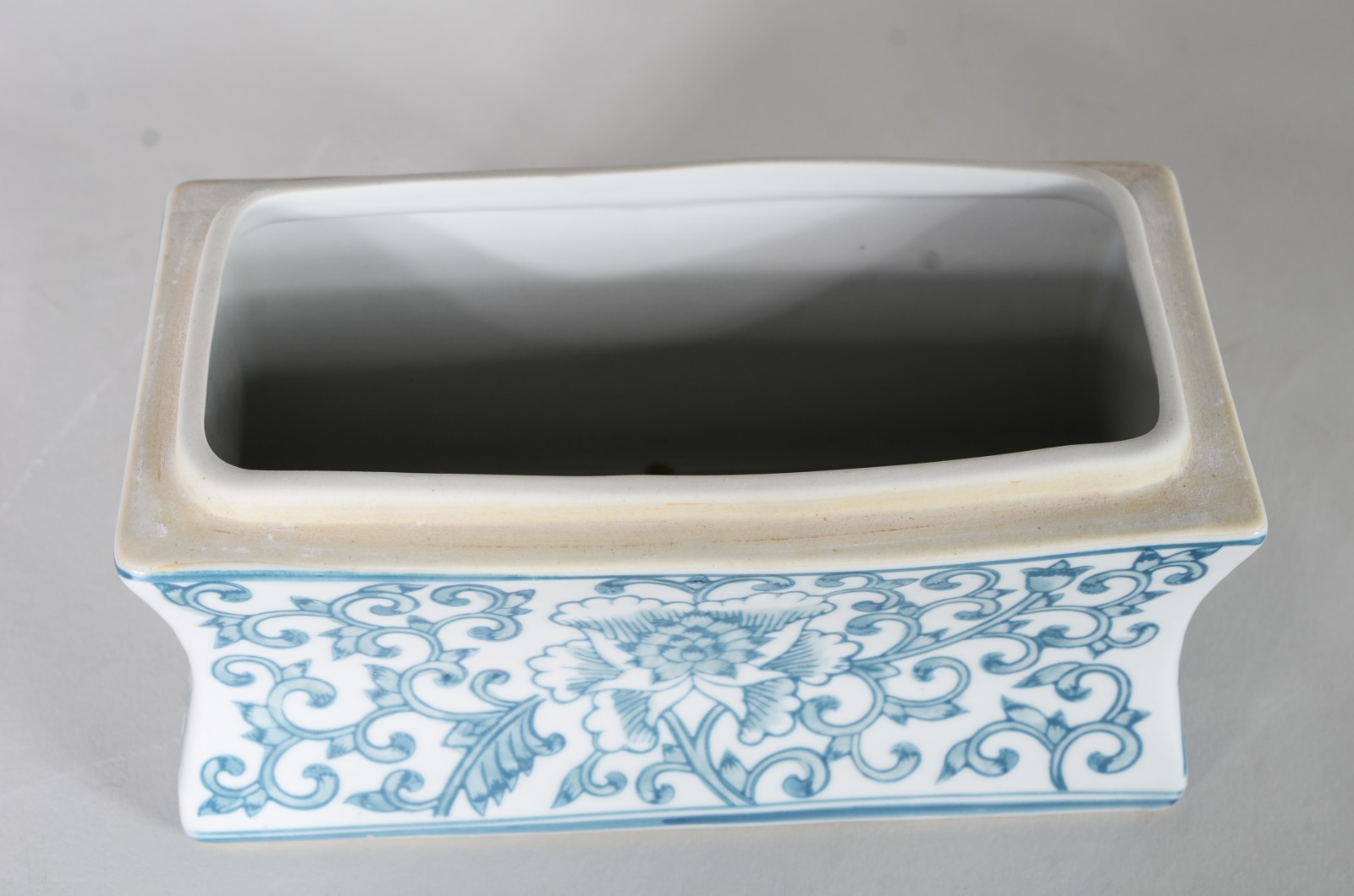 Caixa de porcelana branca decorada com guirlandas florais na cor azul. - foto 6 de 6