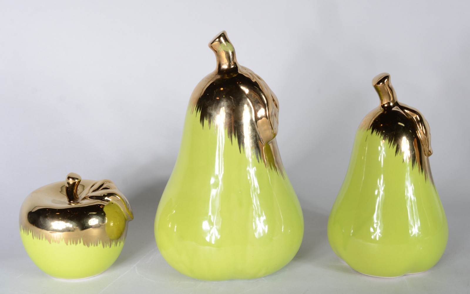 Três frutas de porcelana verde com detalhes em dourado, sendo: duas... - foto 1 de 5