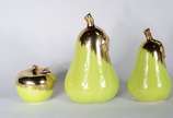 Três frutas de porcelana verde com detalhes em ... - Três frutas de porcelana verde com detalhes em dourado, sendo: duas peras e uma maçã.