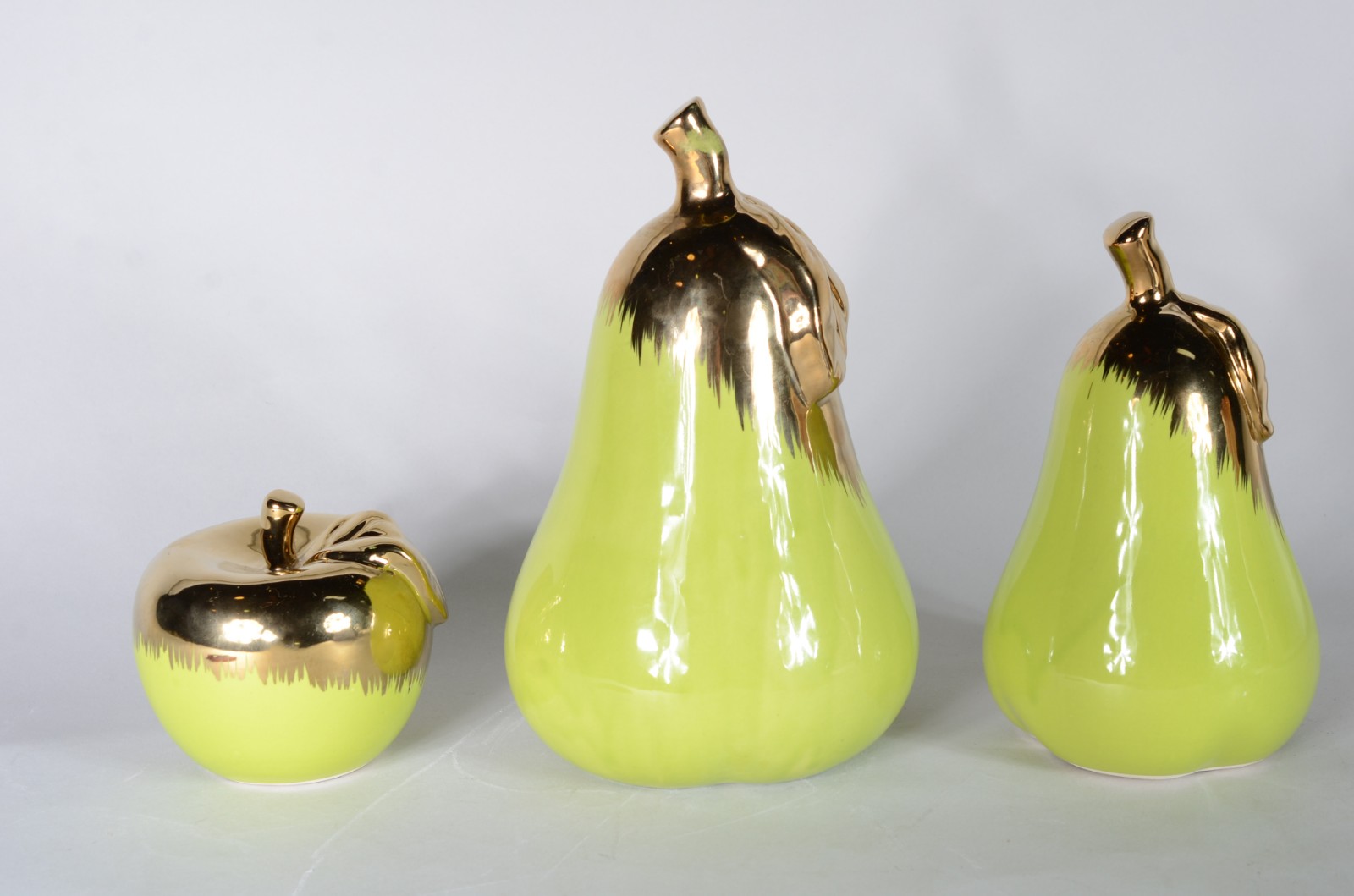 Três frutas de porcelana verde com detalhes em dourado, sendo: duas... - foto 2 de 5