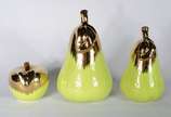 Três frutas de porcelana verde com detalhes em ... - Três frutas de porcelana verde com detalhes em dourado, sendo: duas peras e uma maçã.