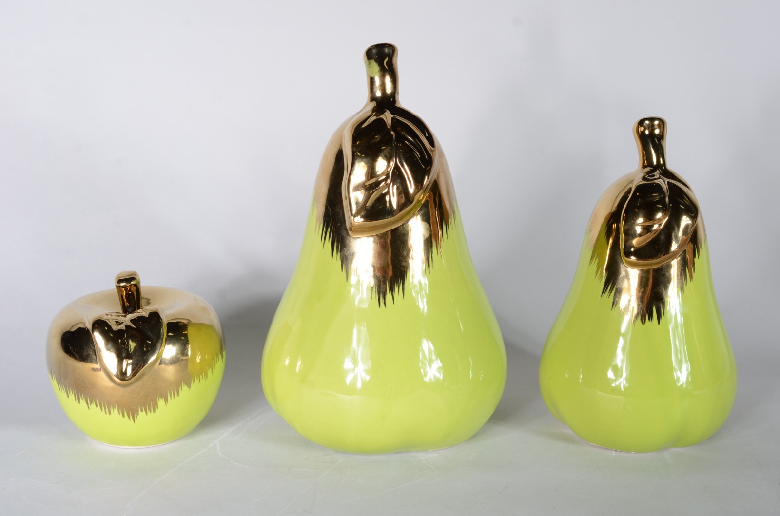 Três frutas de porcelana verde com detalhes em dourado, sendo: duas... - foto 3 de 5