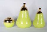 Três frutas de porcelana verde com detalhes em ... - Três frutas de porcelana verde com detalhes em dourado, sendo: duas peras e uma maçã.