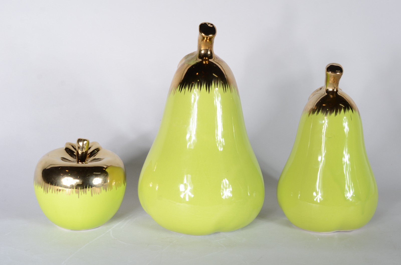 Três frutas de porcelana verde com detalhes em dourado, sendo: duas... - foto 4 de 5