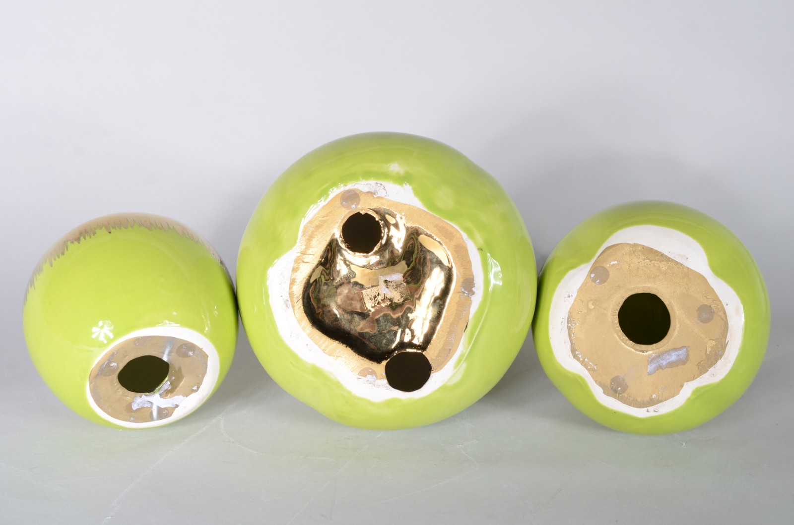 Três frutas de porcelana verde com detalhes em dourado, sendo: duas... - foto 5 de 5
