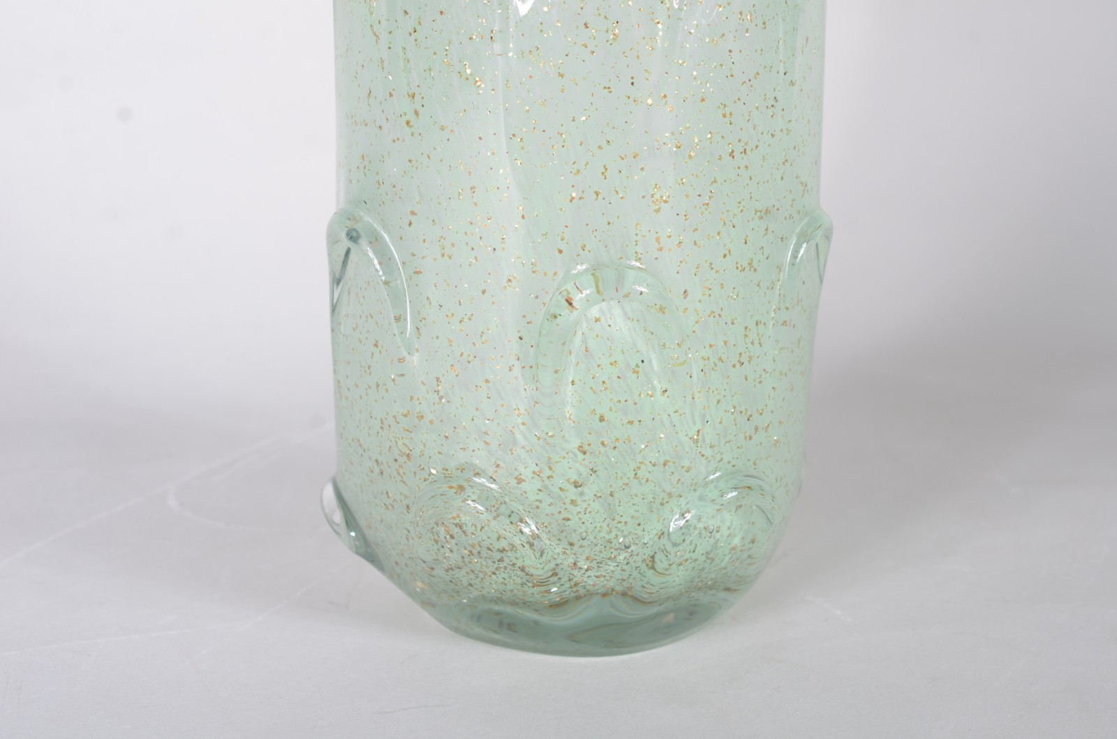 Vaso de vidro decorativo na cor verde, trabalhado. - foto 3 de 6