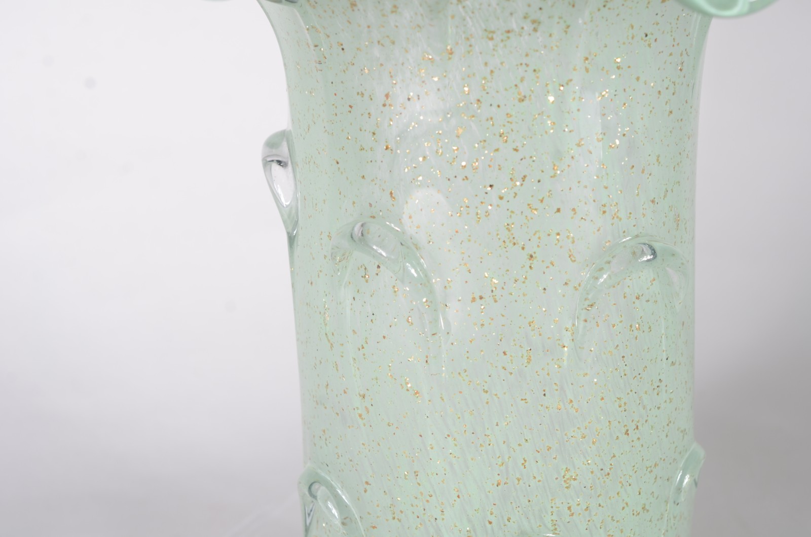 Vaso de vidro decorativo na cor verde, trabalhado. - foto 4 de 6