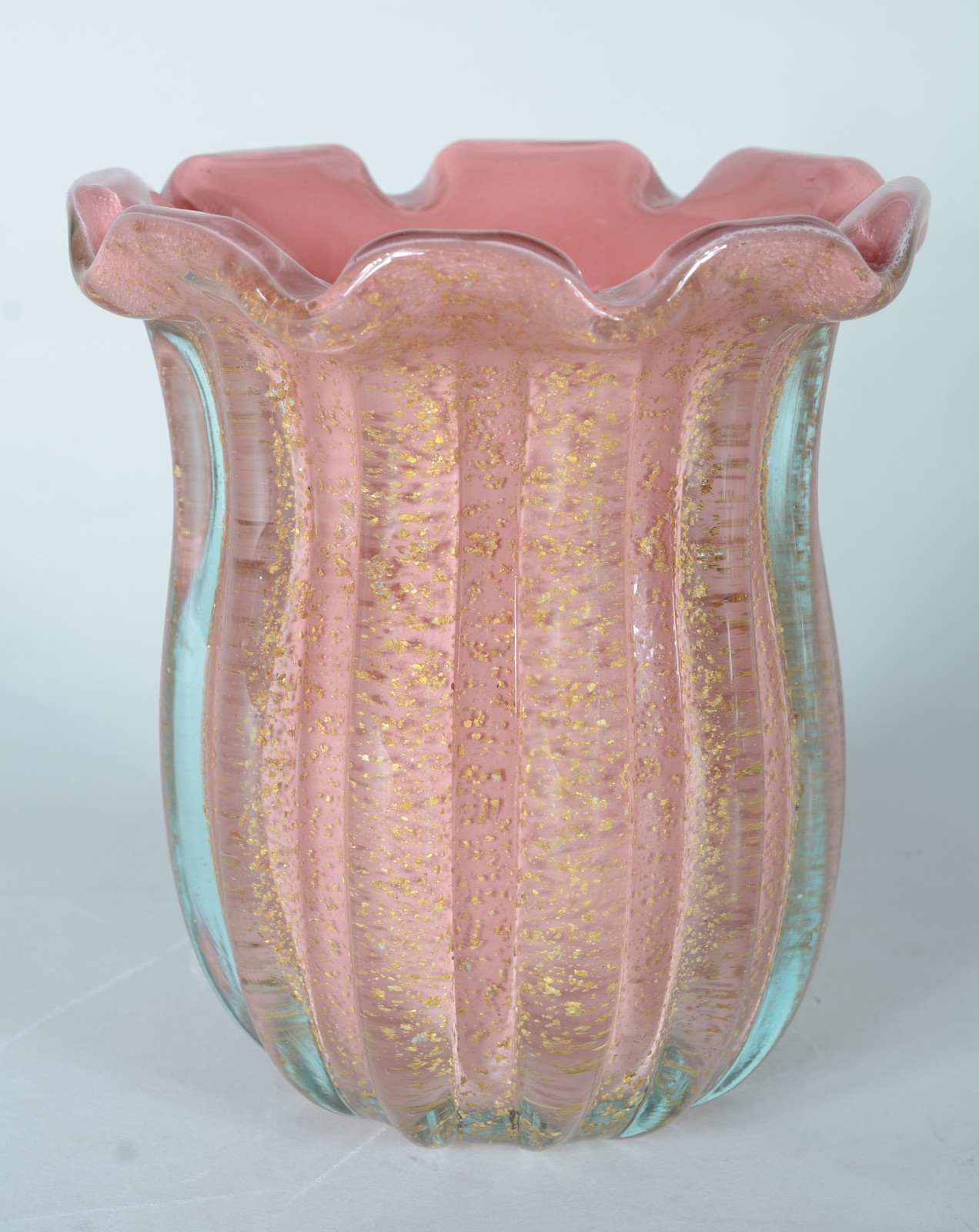 Vaso de vidro decorativo na cor rosa, em gomos com pó de ouro. - foto 1 de 5