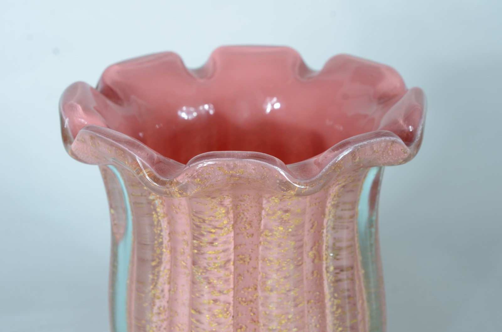 Vaso de vidro decorativo na cor rosa, em gomos com pó de ouro. - foto 2 de 5