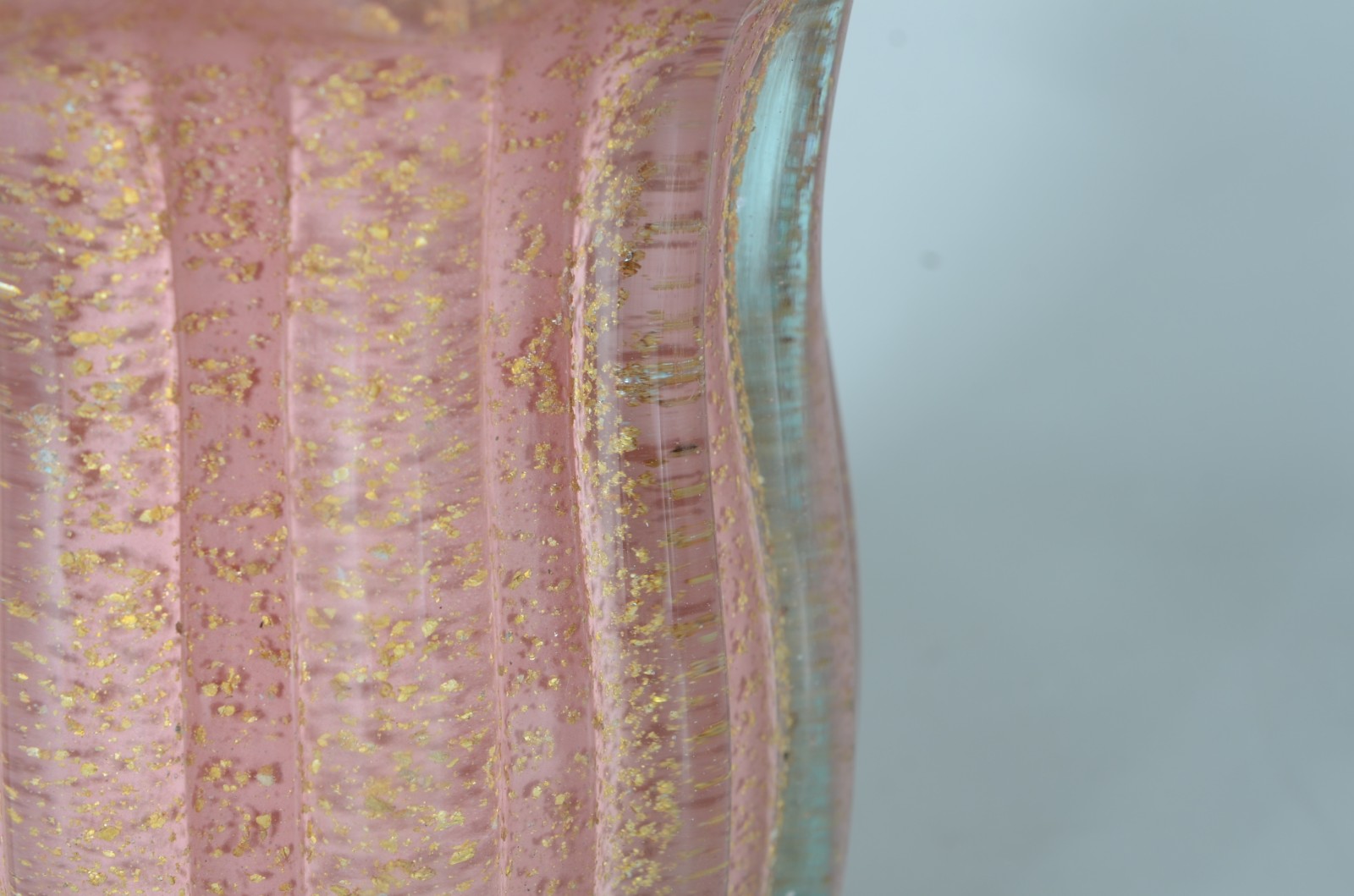 Vaso de vidro decorativo na cor rosa, em gomos com pó de ouro. - foto 3 de 5