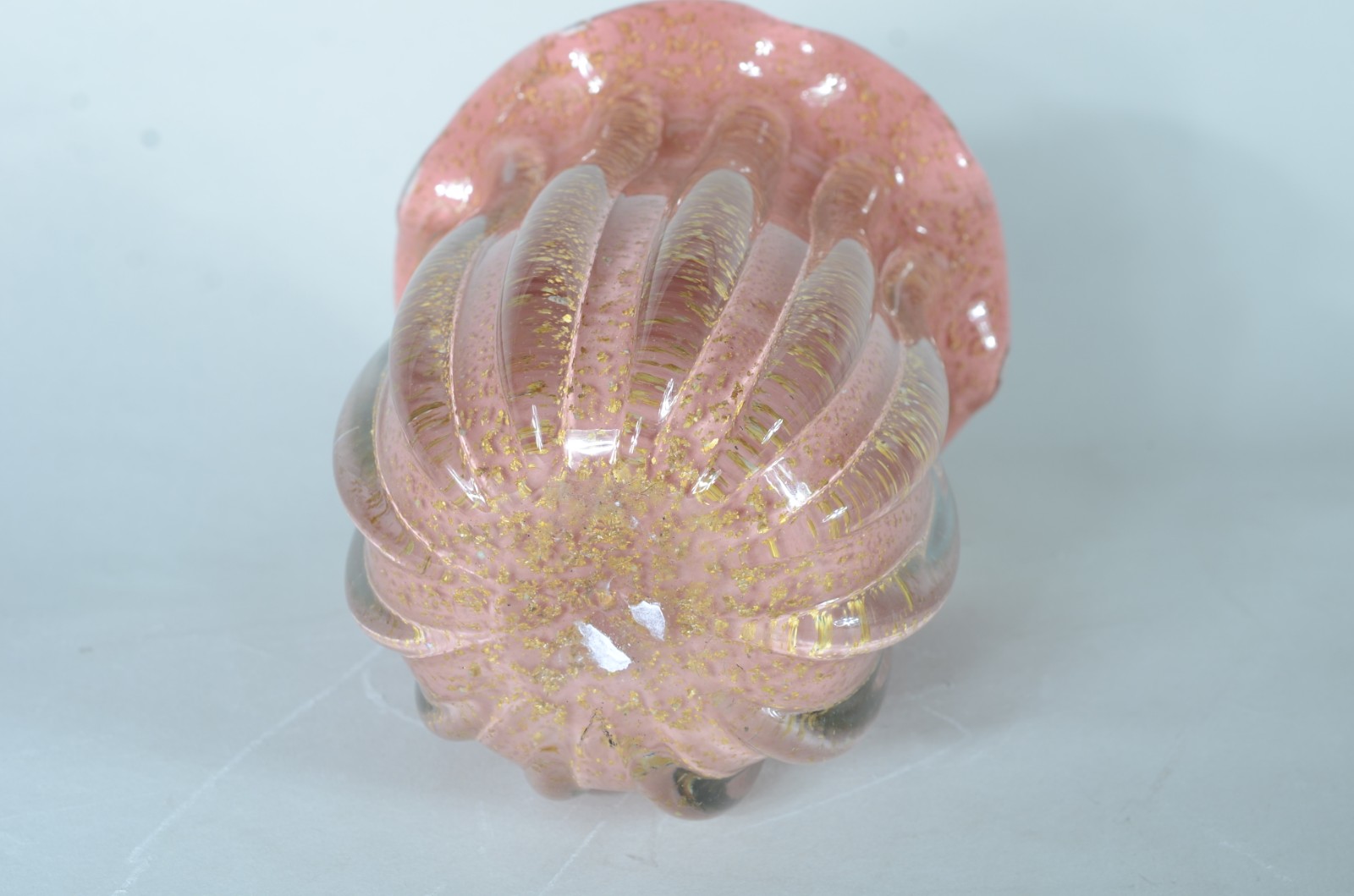 Vaso de vidro decorativo na cor rosa, em gomos com pó de ouro. - foto 4 de 5