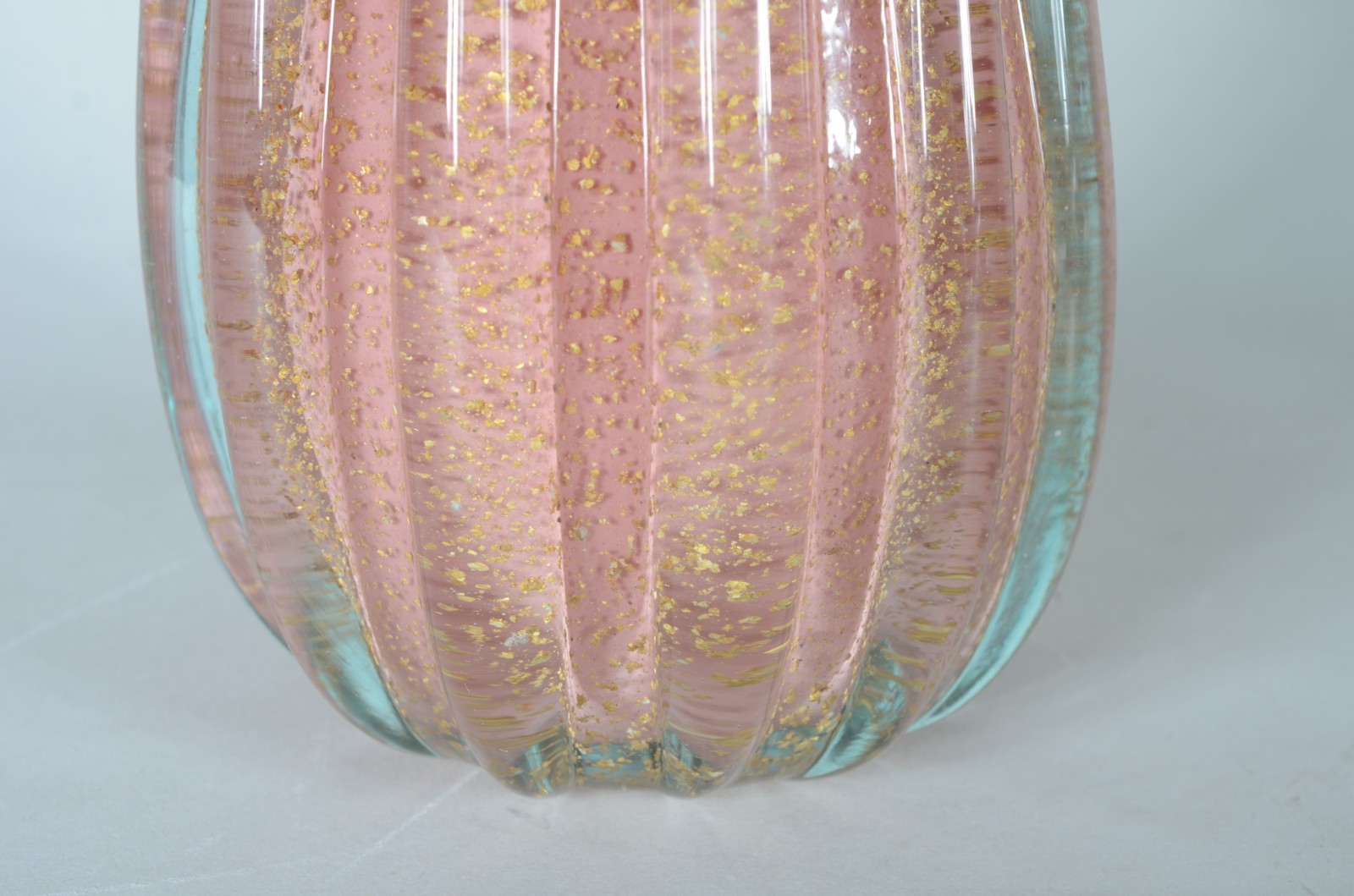 Vaso de vidro decorativo na cor rosa, em gomos com pó de ouro. - foto 5 de 5