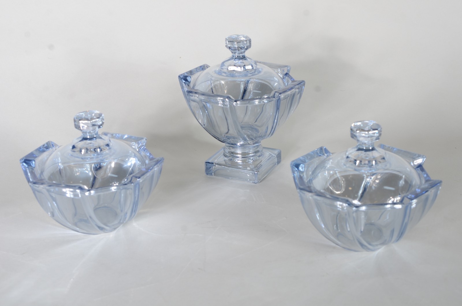 Três compoteiras de vidro decorativo na cor azul. - foto 2 de 6