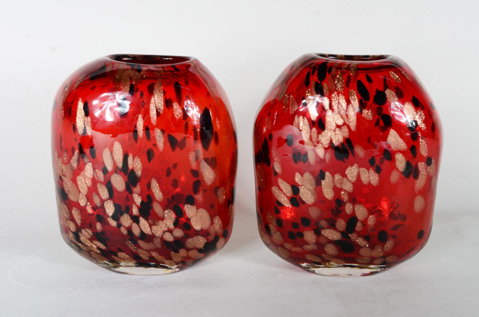 Par de vasos de vidro decorativo na cor vermelho com pó de ouro. - foto 1 de 6