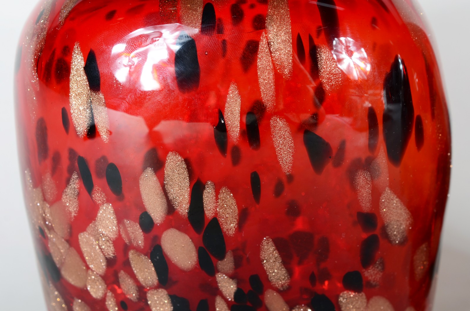 Par de vasos de vidro decorativo na cor vermelho com pó de ouro. - foto 2 de 6