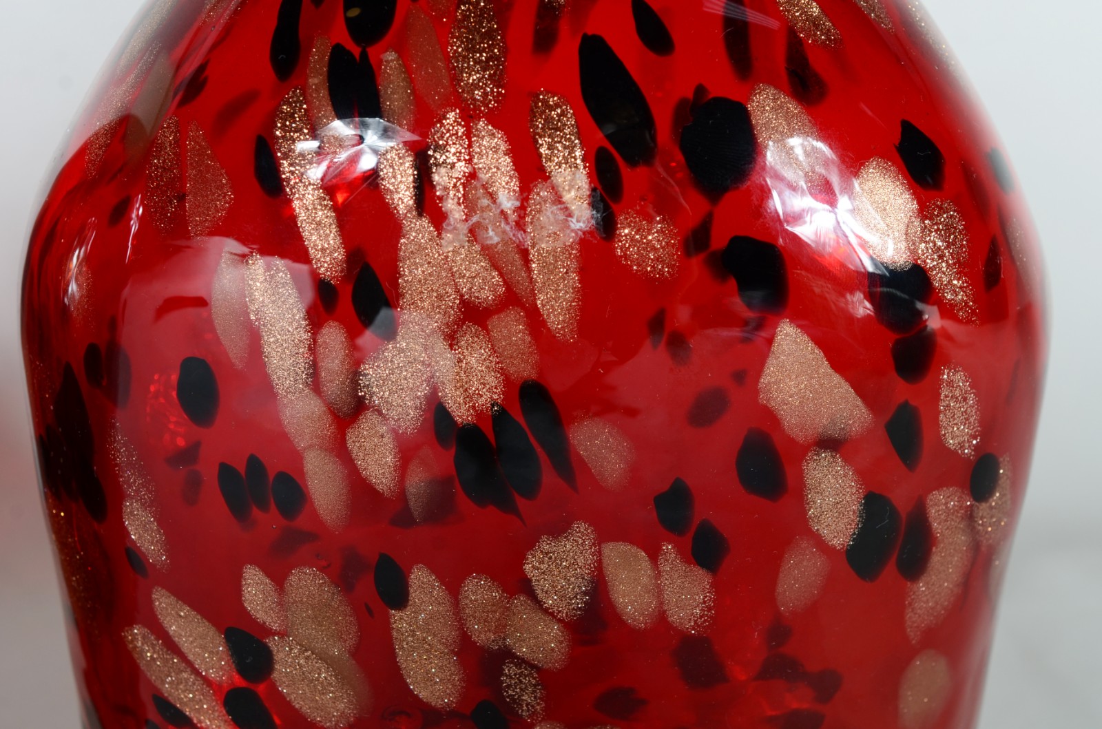 Par de vasos de vidro decorativo na cor vermelho com pó de ouro. - foto 3 de 6