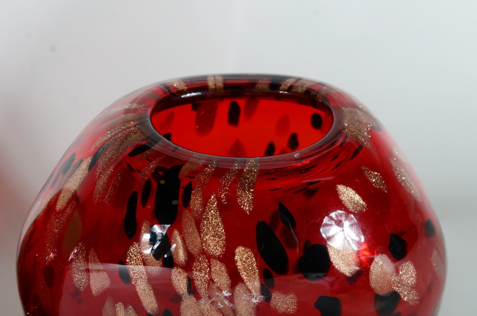 Par de vasos de vidro decorativo na cor vermelho com pó de ouro. - foto 4 de 6