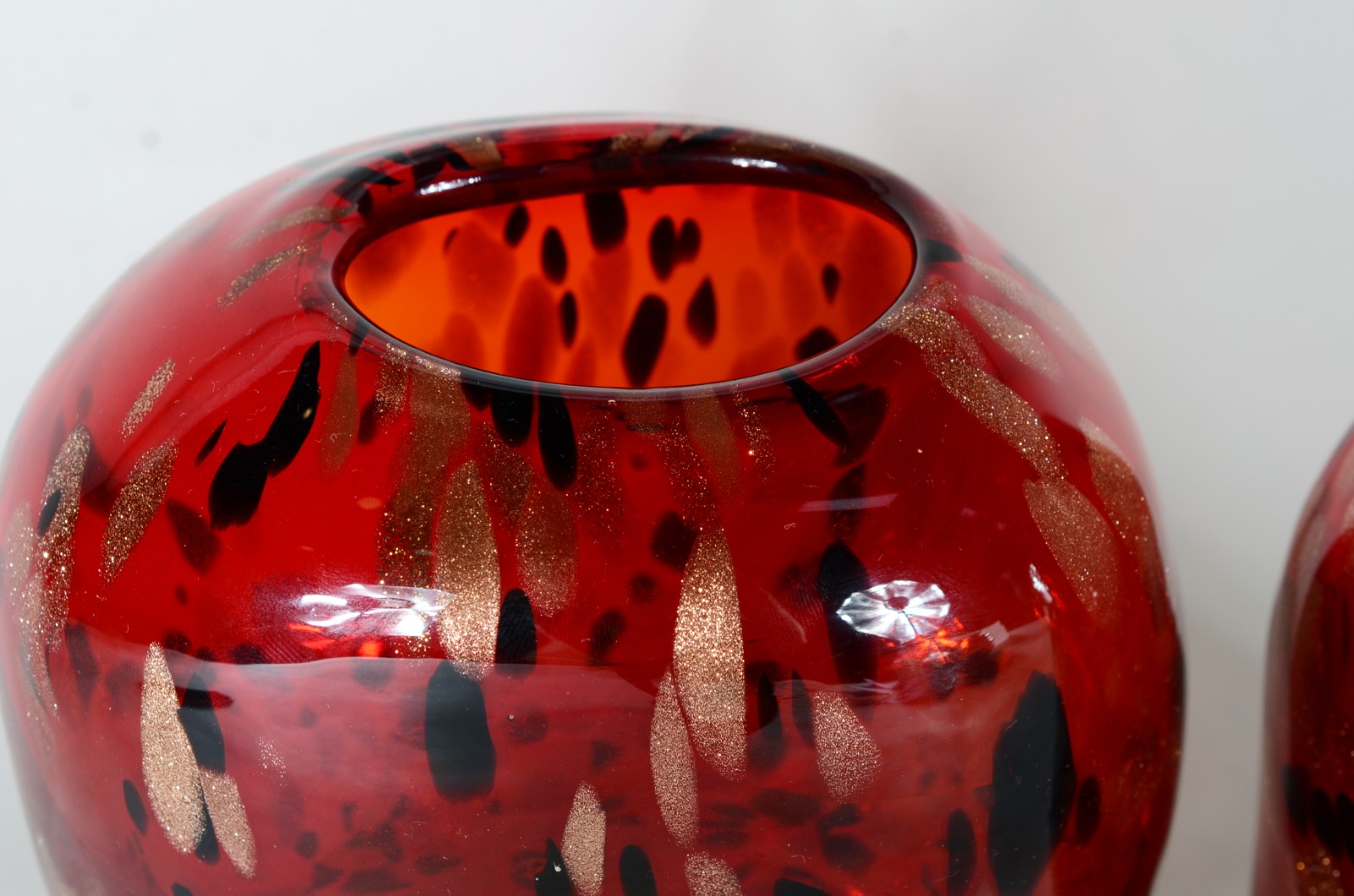Par de vasos de vidro decorativo na cor vermelho com pó de ouro. - foto 5 de 6