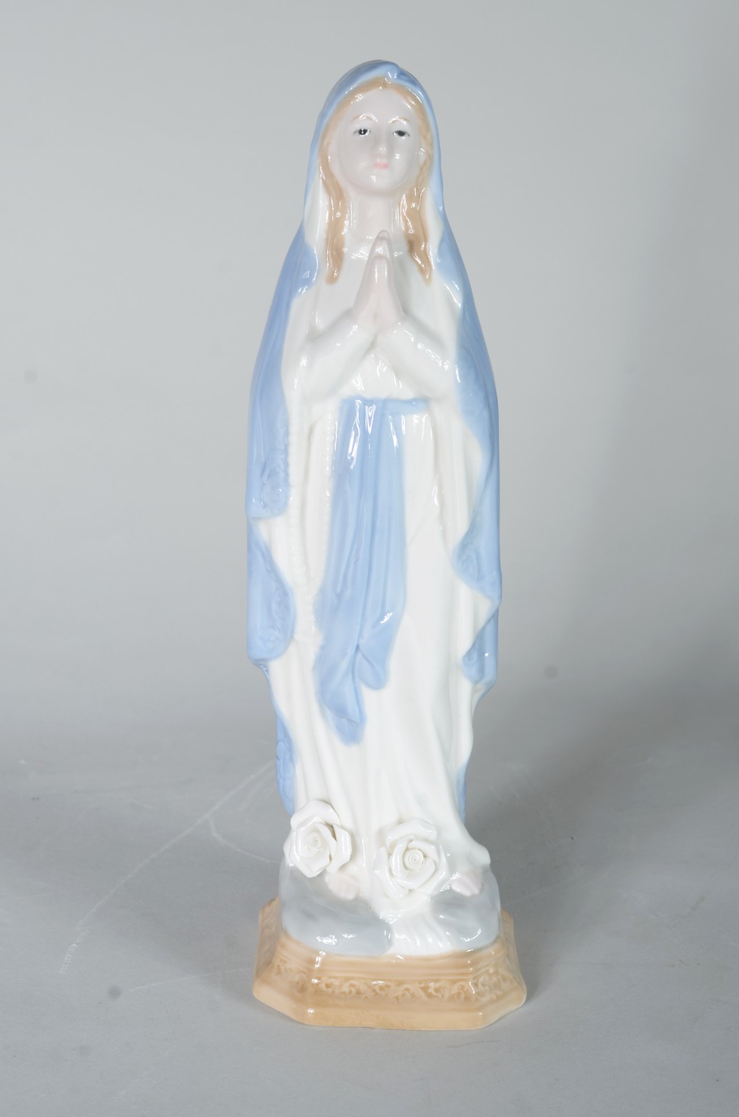 Escultura de porcelana policromada representando Nossa Senhora de... - foto 1 de 9